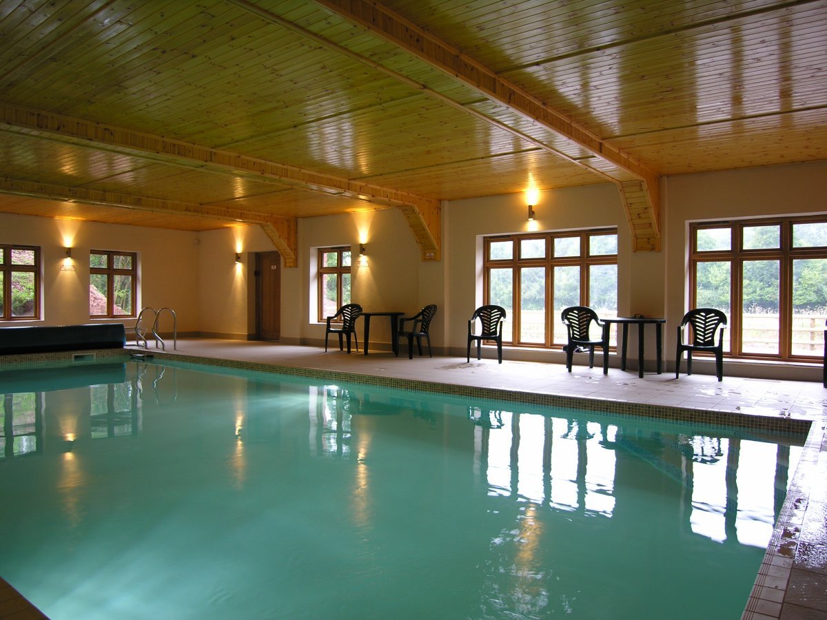 Indoor Heated Pool (30 degrees) with Spa Bath